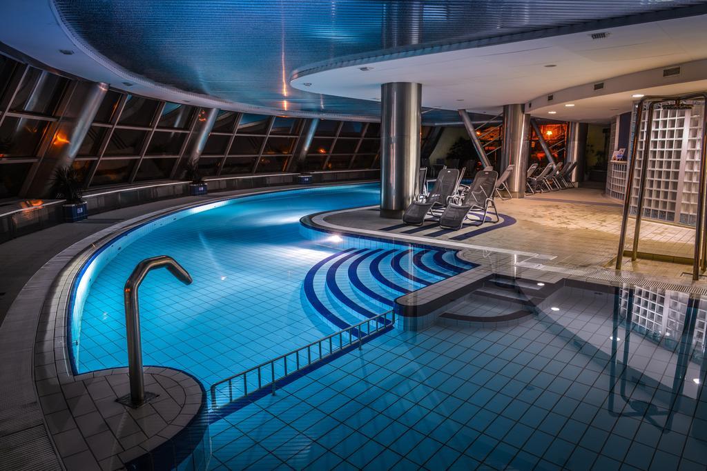 Hotel Belweder Ustroń Exterior foto The swimming pool at the hotel
