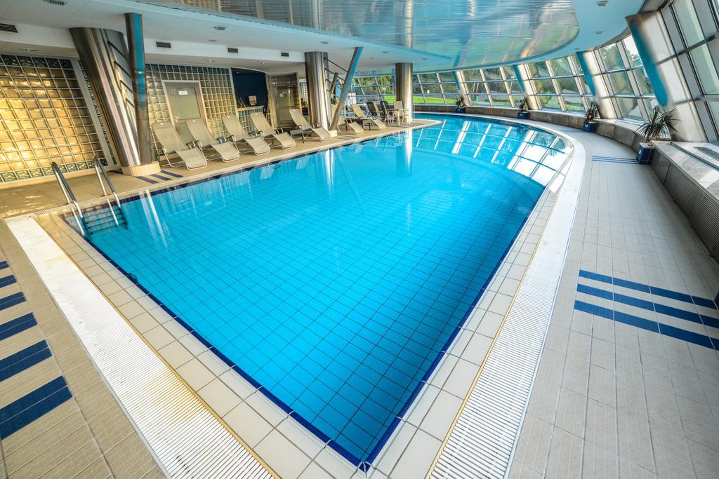 Hotel Belweder Ustroń Exterior foto Swimming pool
