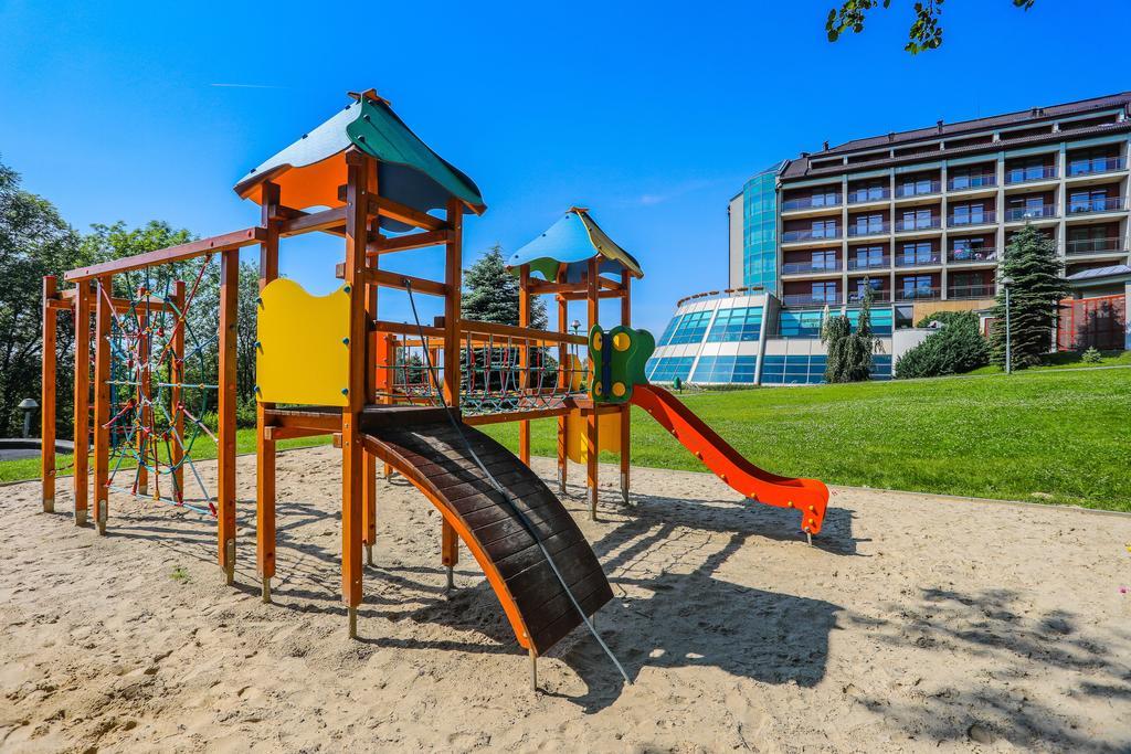 Hotel Belweder Ustroń Exterior foto Playground in the center of the village