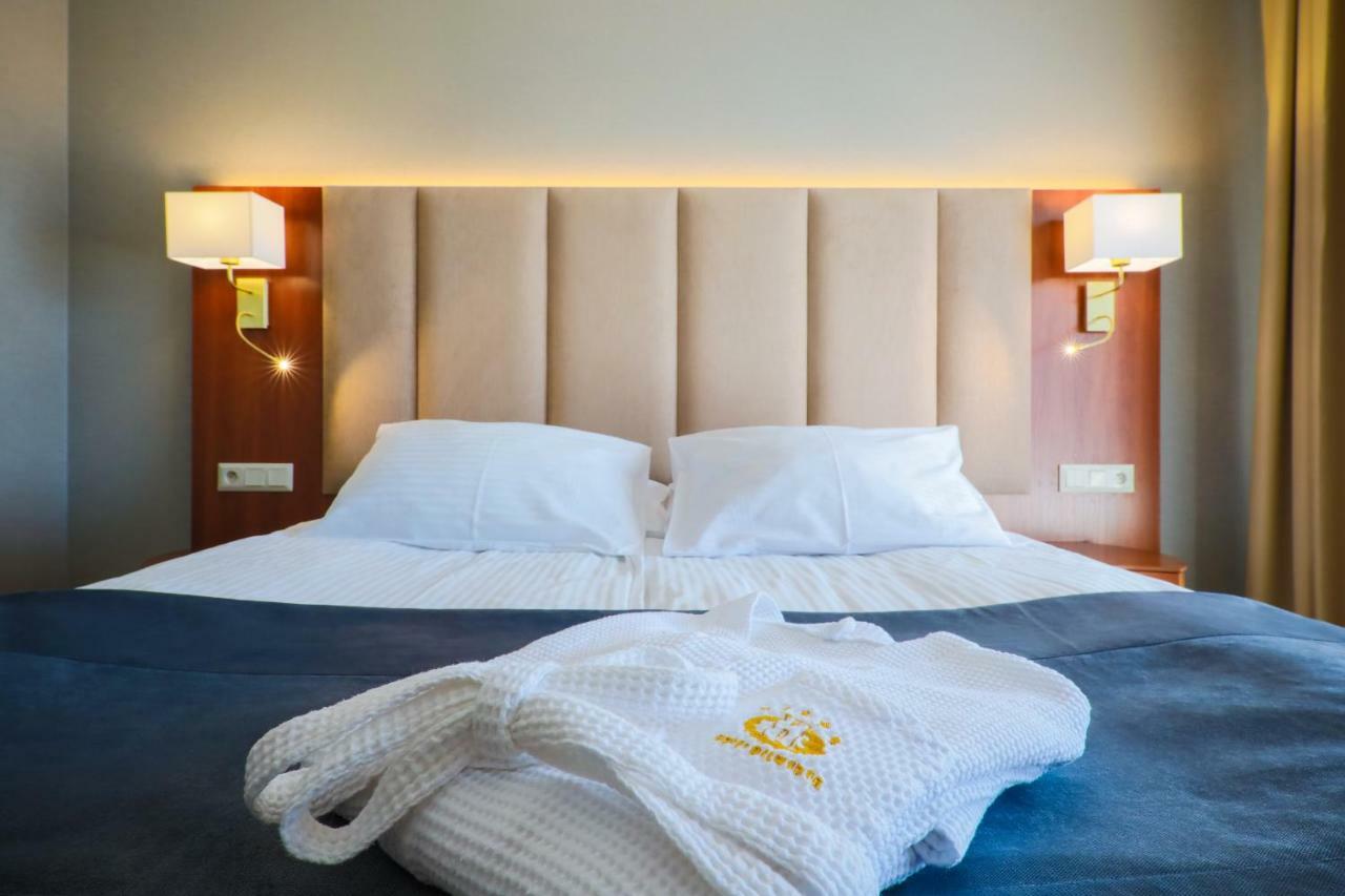 Hotel Belweder Ustroń Exterior foto A bed with a duvet